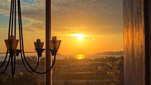 KK Sunset Villa- Full Sunset Balcony, Mosquito Free, 4K TVs, 5G WIFI and more!
