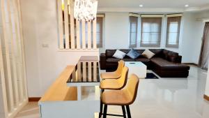 Roomy 5 BR 5 BA Stay for 10 !