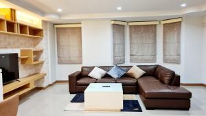 Roomy 5 BR 5 BA Stay for 10 !