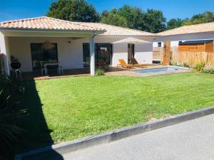 Villas Modern house with pool, between lake and forest : photos des chambres