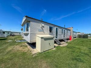 Lovely 6 Berth Caravan At Naze Marine Holiday Park In Essex Ref 17003C