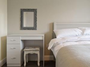 Five Dorchester Drive - Uk32043