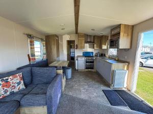 Superb Caravan At Dovercourt Park, Sleeps 8 Ref 44202C