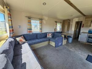 Superb Caravan At Dovercourt Park, Sleeps 8 Ref 44202C