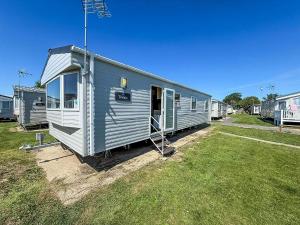Superb Caravan At Dovercourt Park, Sleeps 8 Ref 44202C