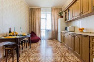 Large 2 room apartment with a beautiful view 2 min metro Chernigivska