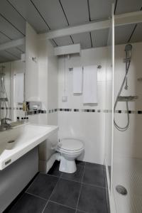 Twin Room with Street View room in Hôtel Orchidée