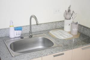 Cozy 1 Bed Studio - Minutes to NAIA and MOA!