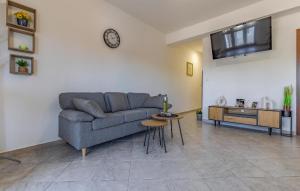 Lovely Apartment In Peruski