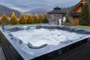 Domki z bali na miedzy