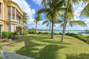 Ilot Bleu, beachfront flat, centre of Grand Baie