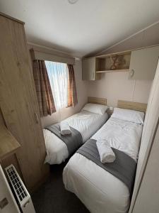 Sunnymede B5 - Fantasy Island - HOT TUB, ramped decking, patio doors, central heating, pet friendly - Meadow Lakes Caravan & Lodge Hire