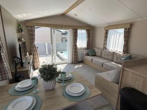 Sunnymede B5 - Fantasy Island - HOT TUB, ramped decking, patio doors, central heating, pet friendly - Meadow Lakes Caravan & Lodge Hire