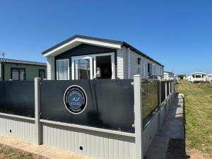 Sunnymede B5 - Fantasy Island - HOT TUB, ramped decking, patio doors, central heating, pet friendly - Meadow Lakes Caravan & Lodge Hire