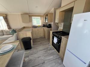 Sunnymede B5 - Fantasy Island - HOT TUB, ramped decking, patio doors, central heating, pet friendly - Meadow Lakes Caravan & Lodge Hire