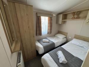 Sunnymede B5 - Fantasy Island - HOT TUB, ramped decking, patio doors, central heating, pet friendly - Meadow Lakes Caravan & Lodge Hire