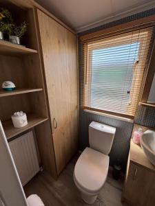 Sunnymede B5 - Fantasy Island - HOT TUB, ramped decking, patio doors, central heating, pet friendly - Meadow Lakes Caravan & Lodge Hire