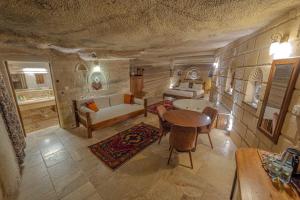 King Cave Room 208 room in Zara Cave Hotel