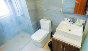 Spacious Condo with 50in TV & Netflix, Near Malls