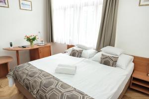 Double Room with Balcony room in Hotel Anna Villa