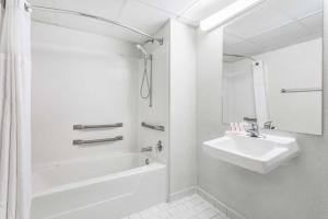 King Room - Disability Access/Non-Smoking room in Days Inn by Wyndham Royston