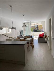 Apto. en Urbanización Albatros con salida a playa