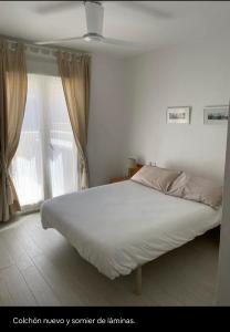 Apto. en Urbanización Albatros con salida a playa