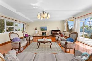 Spacious 4-Bed Home Water Views in Castle Cove