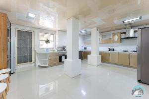 Spacious 4-Bed Home Water Views in Castle Cove