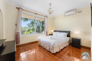 Spacious 4-Bed Home Water Views in Castle Cove