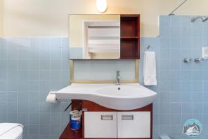 Spacious 4-Bed Home Water Views in Castle Cove