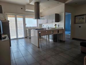 Fronte mare con grande terrazzo spiaggia sotto casa - WiFi