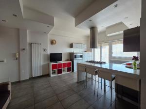 Fronte mare con grande terrazzo spiaggia sotto casa - WiFi