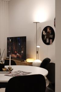 Vinyl 1-BR Apt in the heart of Burwood with study n free parking