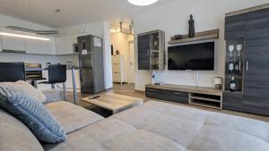 E2 Luxury OldTown Apt - 2x Parking, Foodstore, PCscreen, Netflix, Unlimited Music, Crib, BabyChair, FastWifi, Aircon