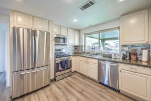 vegas saltwater, a luxury pool villa with 5BR, Spa, wet deck on a half acre lot