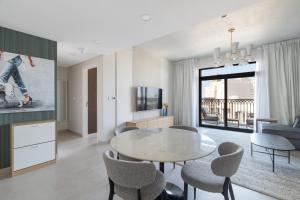 Spacious 1BD, City View, Pool & Beach access