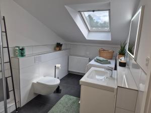 Ruhige 1-Zimmer Einliegerwohnung mit Küche und Bad in Großburgwedel