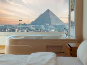 Cleopatra Suite Pyramids View jacuzzi and balcony