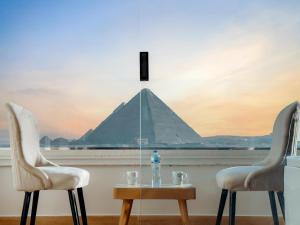 Cleopatra Suite Pyramids View jacuzzi and balcony