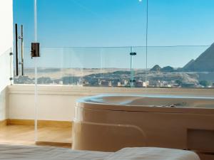 Cleopatra Suite Pyramids View jacuzzi and balcony
