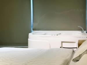 Cleopatra Suite Pyramids View jacuzzi and balcony