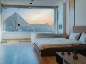 Cleopatra Suite Pyramids View jacuzzi and balcony