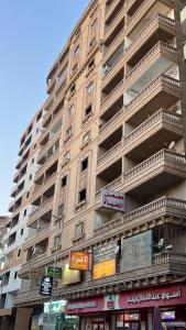 Cleopatra Suite Pyramids View jacuzzi and balcony