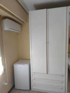 Se alquila una habitación doble con aire acondicionado