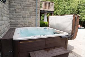 Cozy Private Suite with Year-Round Hot Tub