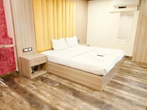 Glitz Hotels Priceless-Lokhandwala