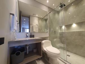 Moderna suite con balcón y vista al lago y al mar