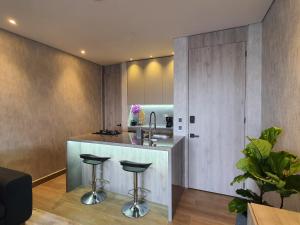 Moderna suite con balcón y vista al lago y al mar