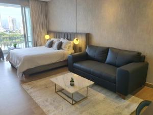 Moderna suite con balcón y vista al lago y al mar